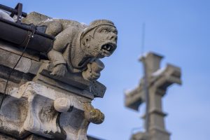 Seltsame Kreaturen an der Nikolai-Kirche in Obermarsbeg