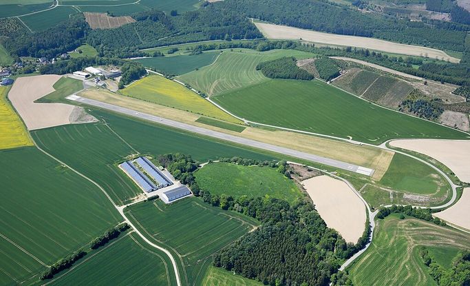 Arnold Flues verleiht den Meschedern Flügel