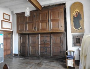 Ein alter Schrank. Ein sehr, sehr alter Schrank
