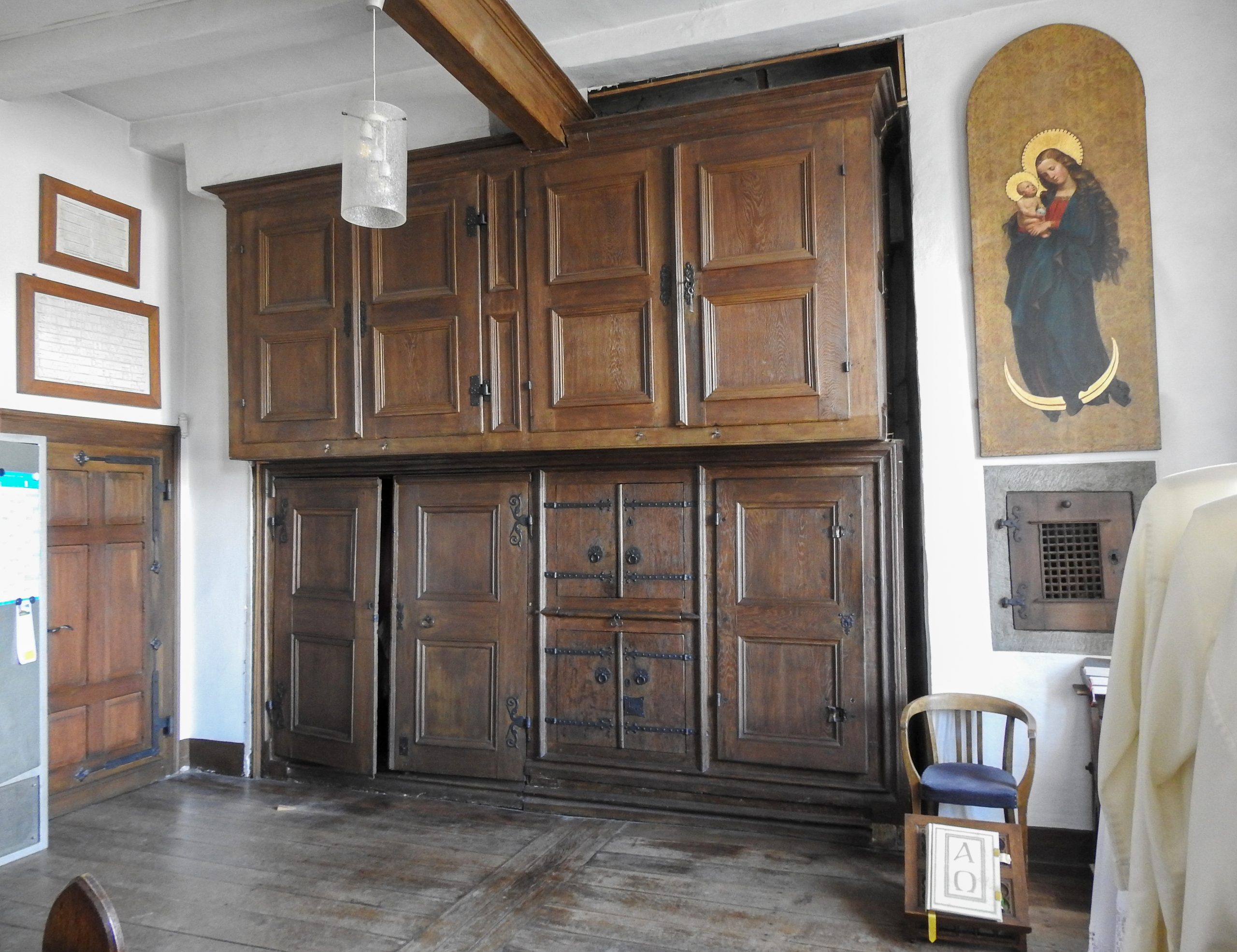 Ein alter Schrank. Ein sehr, sehr alter Schrank