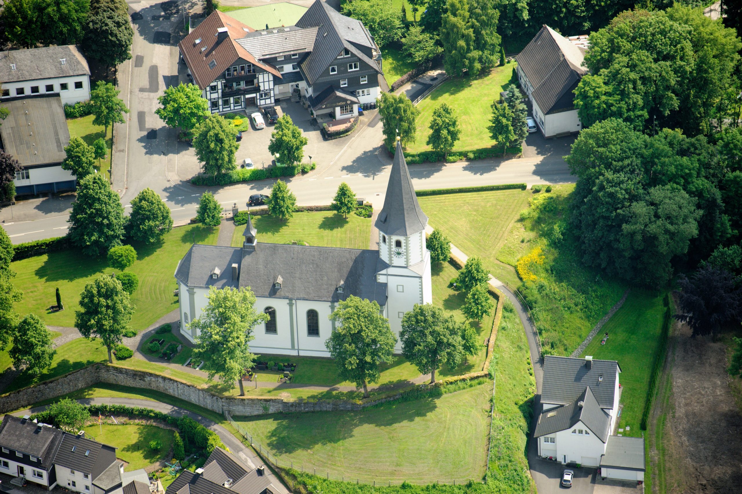 St. Laurentius in Scharfenberg – Barock hinter schlichten Mauern