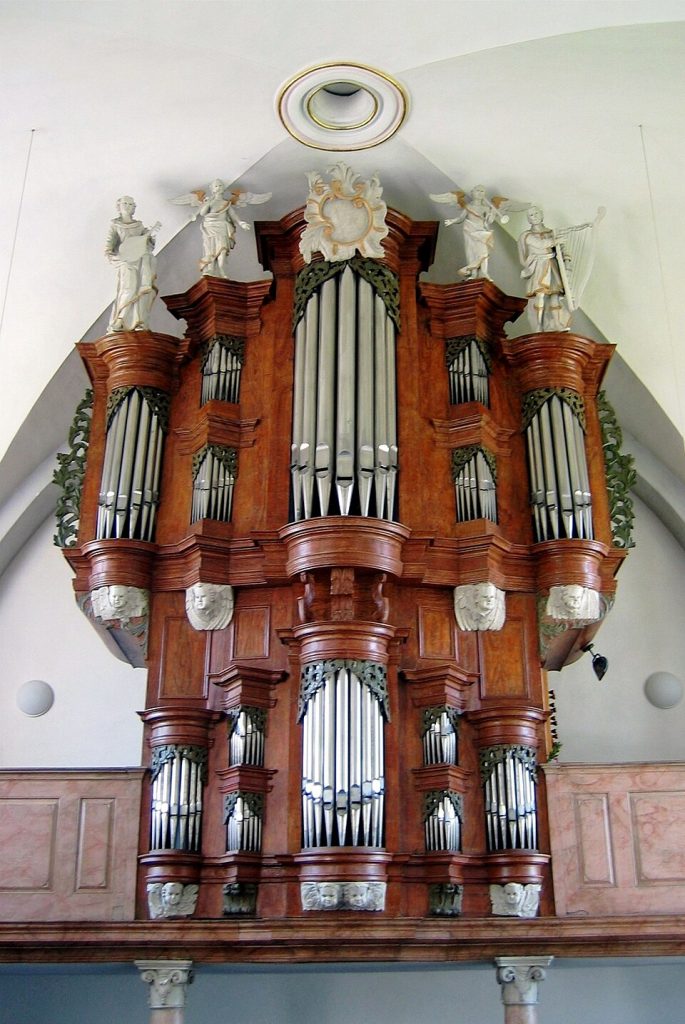 960px Orgel mit der Empore