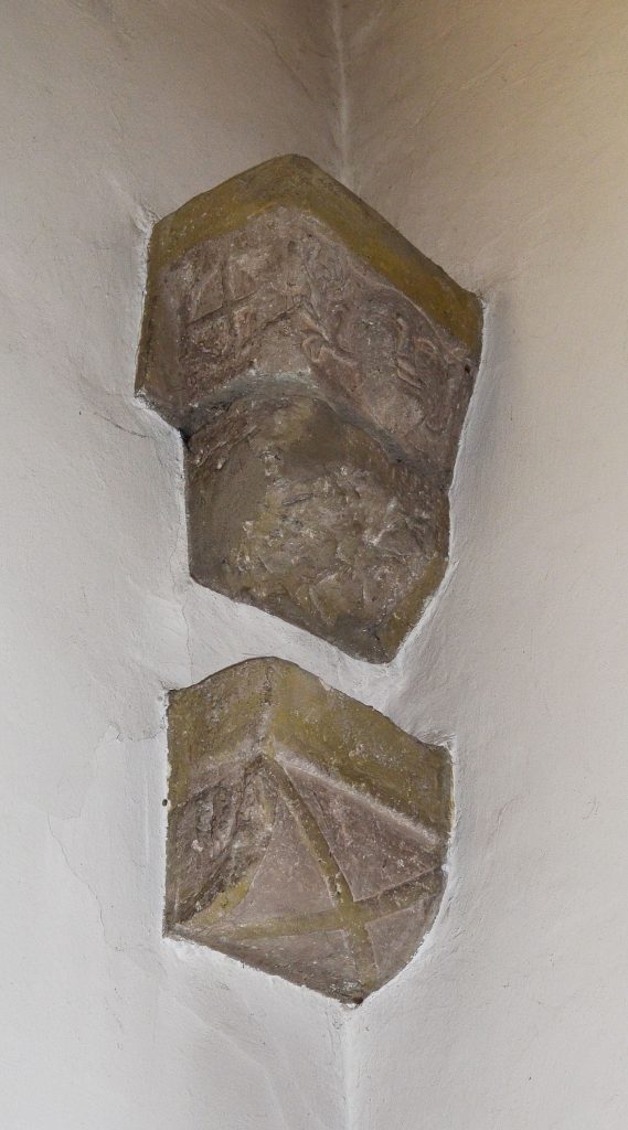 Brilon, Hoppecke, St. Mariä Heimsuchung, Alte Kirche Reste der Lippoldsberger Konsolen mit romanischer Flachornamentik 2