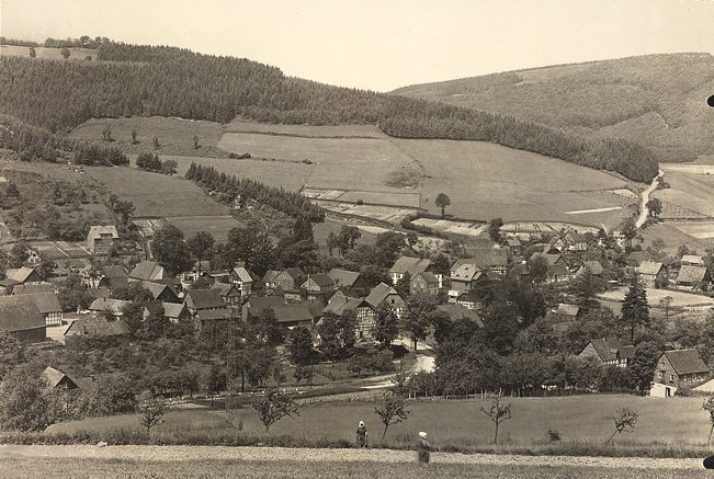 Blick auf Heringhausen mit der Valme im Vordergrund