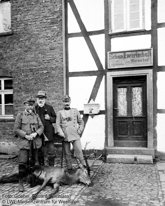 Jagdglück: Großvater Goebel (Mitte), Jagdgenossen Revierförster Padberg und Adolf Bahne mit Beute "Hirsch Nr. 15" vor dem Gasthof Mühlenberg in Möhnesee-Neuhaus