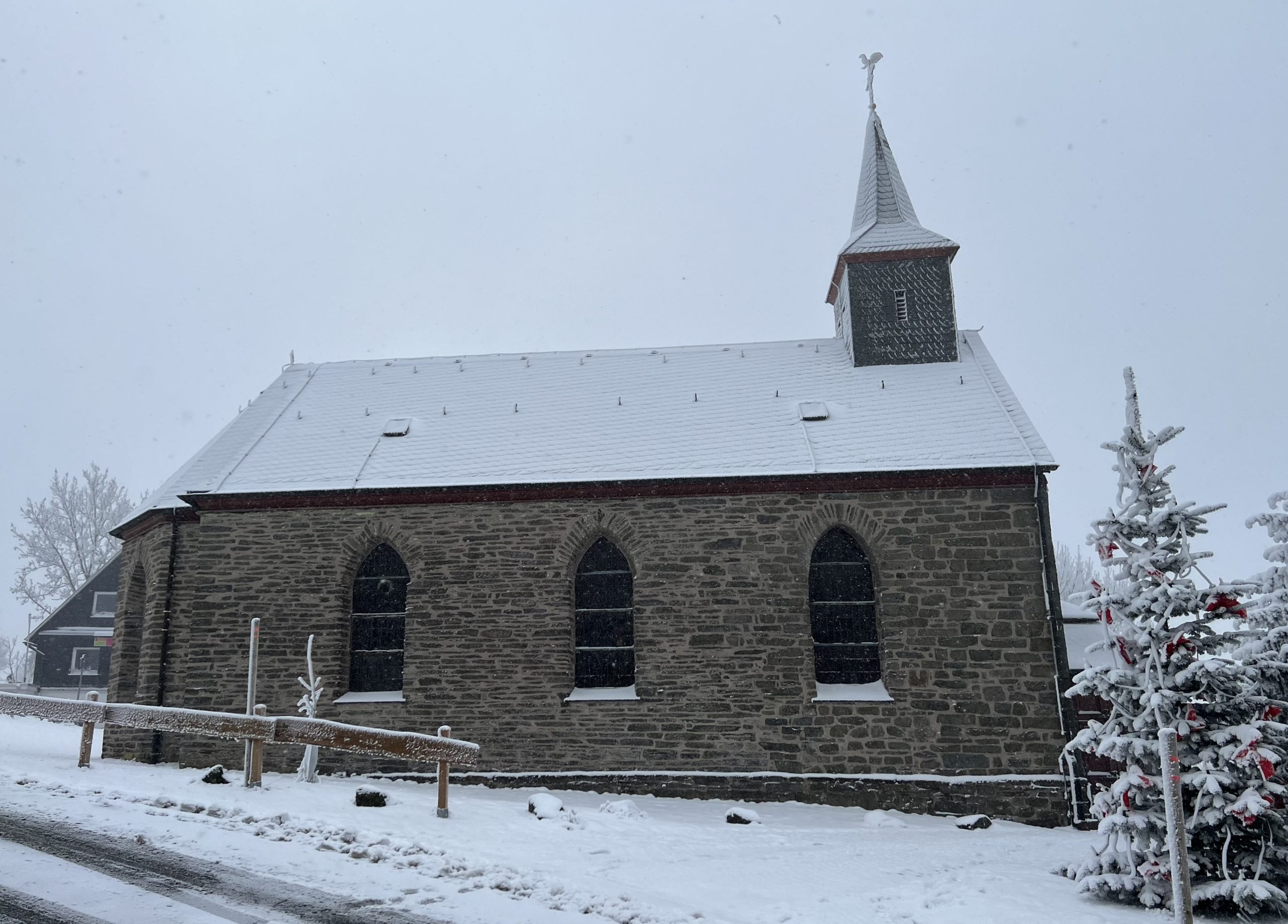 Die Kirche St. Erasmus mit Kapelle „Maria Schnee“  in Altastenberg und ihre Vorgänger